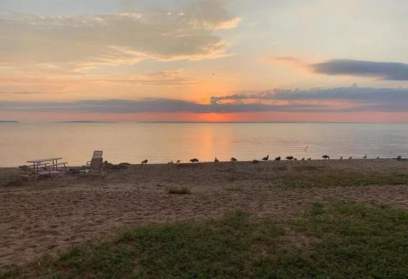 キングサイズベッドのスタンダードルーム, Mackinaw Beach And Bay Inn & Suites