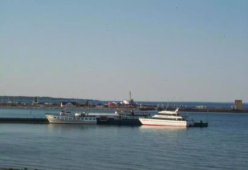 キングサイズベッドのスタンダードルーム, Mackinaw Beach And Bay Inn & Suites