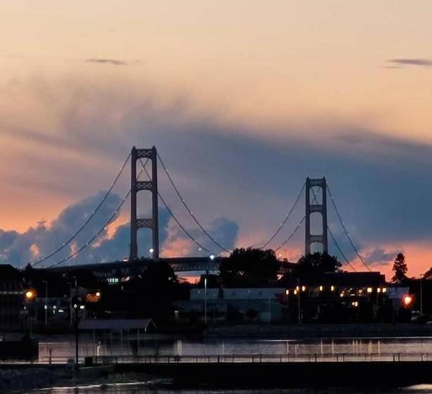 Семейный Номер, Mackinaw Beach And Bay Inn & Suites