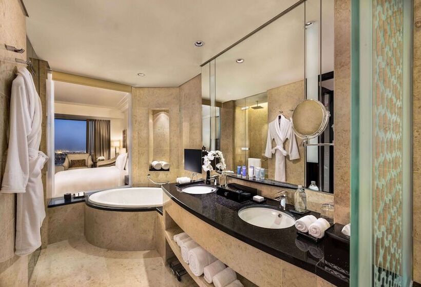 اتاق اجرایی, Conrad Dubai