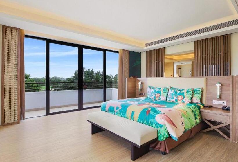 Superior suite with garden view, Crowne Plaza Hailing Island, An Ihg