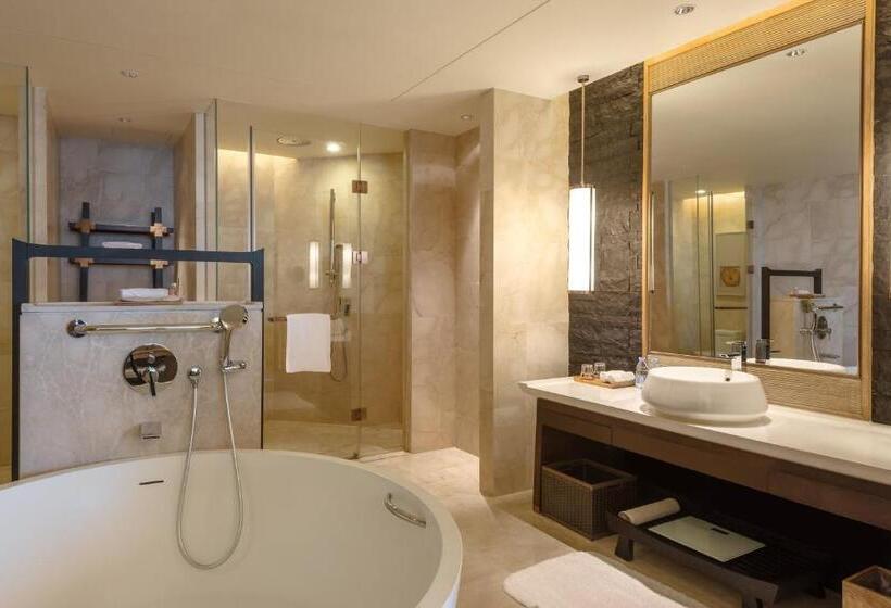 Superior suite with garden view, Crowne Plaza Hailing Island, An Ihg