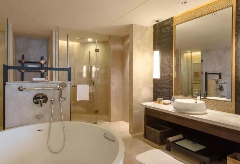 Superior suite with garden view, Crowne Plaza Hailing Island, An Ihg