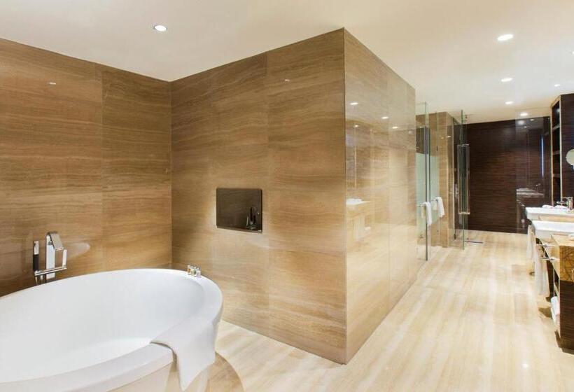 Люкс с Балконом, Holiday Inn Panjin Aqua City, An Ihg