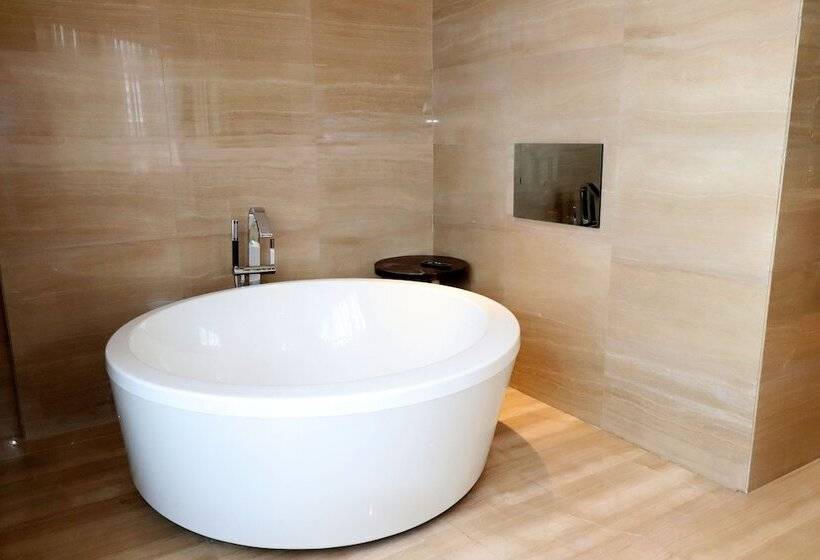 Люкс с Балконом, Holiday Inn Panjin Aqua City, An Ihg