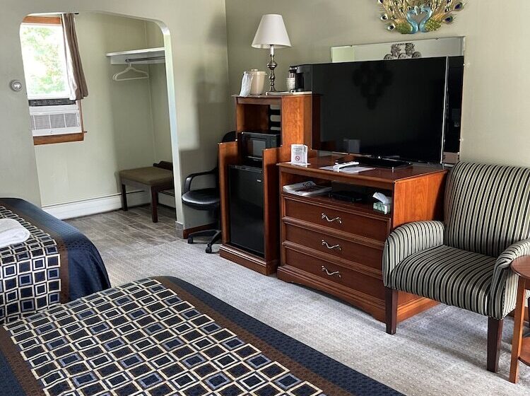 غرفه قياسيه سريرين مزدوجين, Colonial Motel