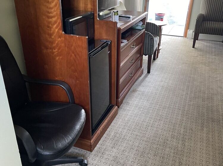 غرفه قياسيه سريرين مزدوجين, Colonial Motel