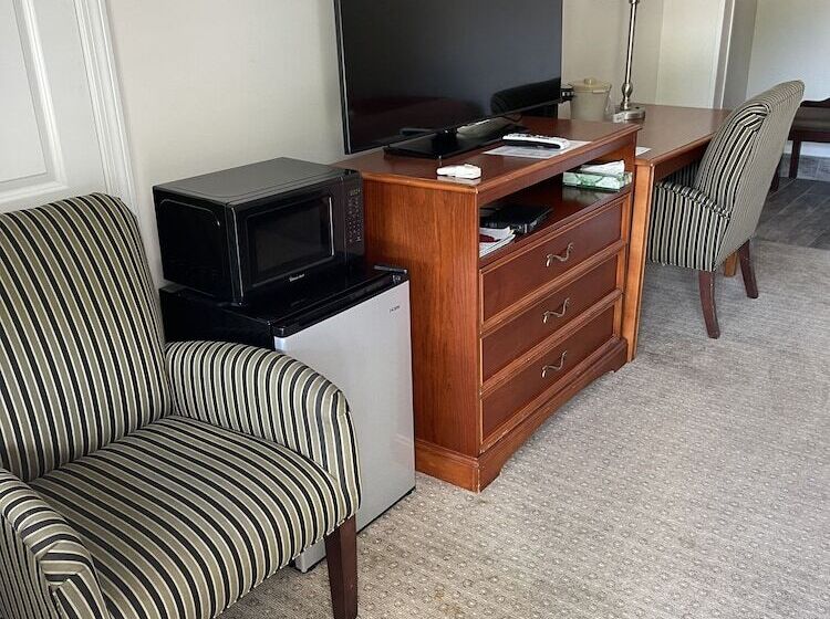 غرفه قياسيه سريرين مزدوجين, Colonial Motel