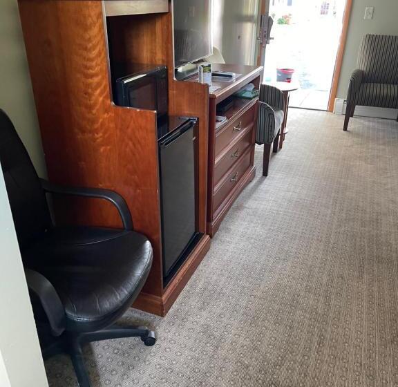 غرفة قياسية, Colonial Motel