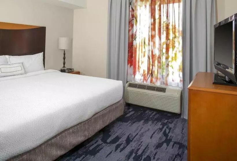 キングサイズベッドのスタンダードルーム, Fairfield Inn & Suites Milledgeville