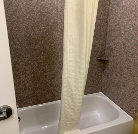 חדר סטנדרט עם מיטת קינג, Ambassador Inn & Suites