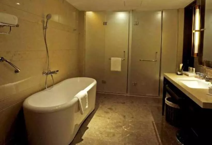 Suite with lake view, Crowne Plaza Xuzhou Dalong Lake, An Ihg