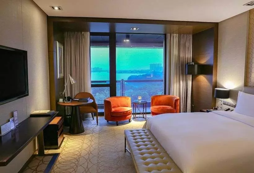 Suite with lake view, Crowne Plaza Xuzhou Dalong Lake, An Ihg