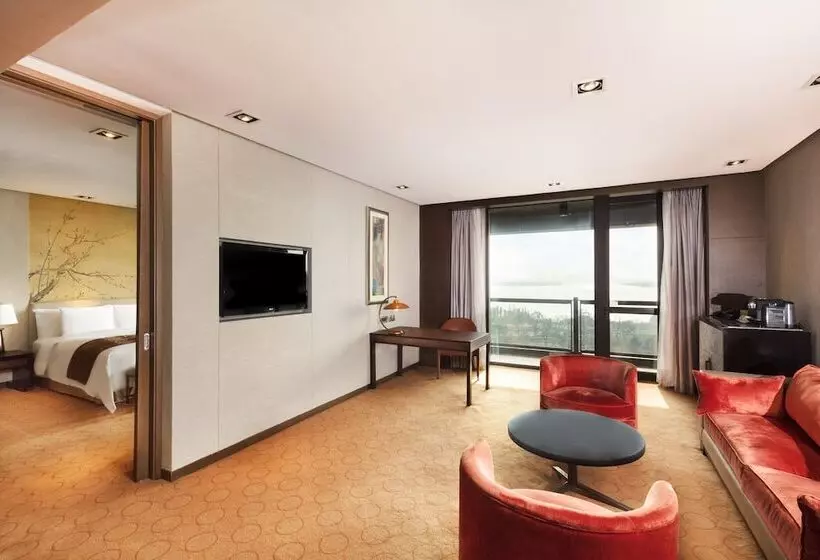 Suite with lake view, Crowne Plaza Xuzhou Dalong Lake, An Ihg