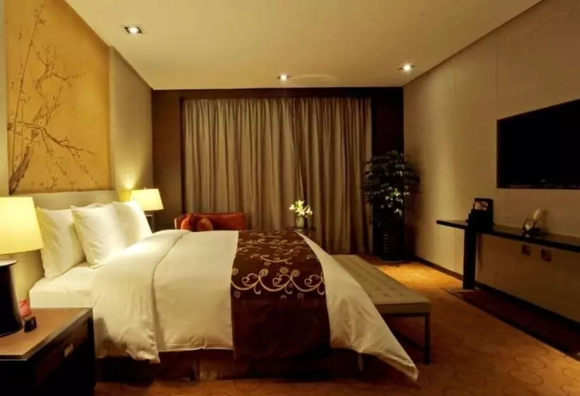 Suite with lake view, Crowne Plaza Xuzhou Dalong Lake, An Ihg