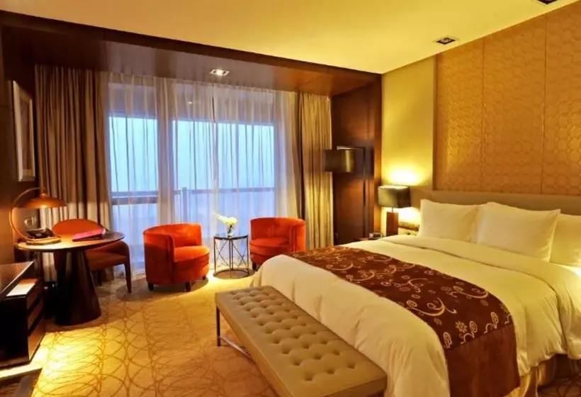 Suite with lake view, Crowne Plaza Xuzhou Dalong Lake, An Ihg