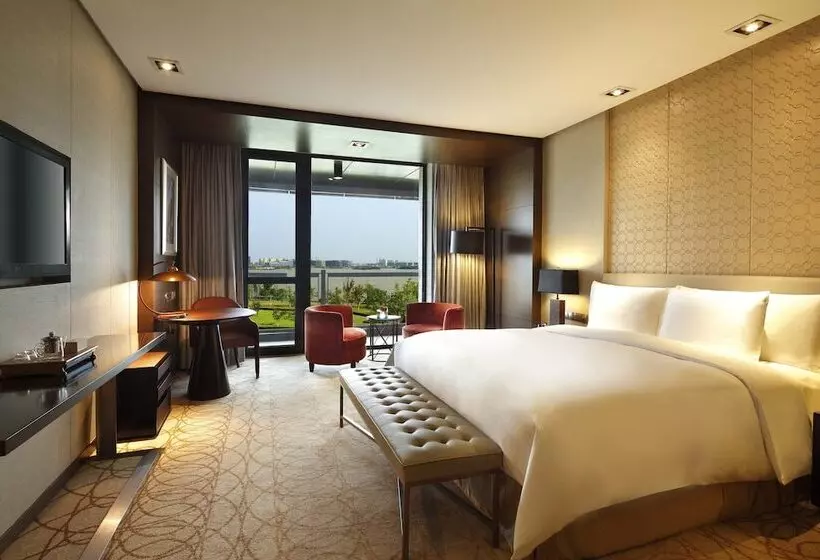 Suite with lake view, Crowne Plaza Xuzhou Dalong Lake, An Ihg