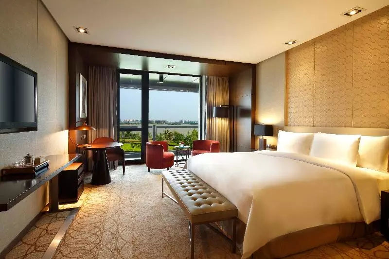 Suite with lake view, Crowne Plaza Xuzhou Dalong Lake, An Ihg