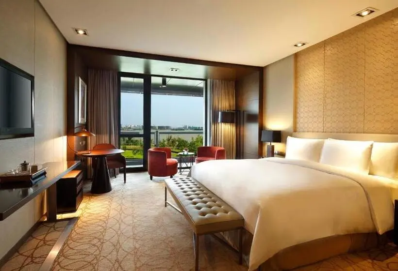 Suite with lake view, Crowne Plaza Xuzhou Dalong Lake, An Ihg