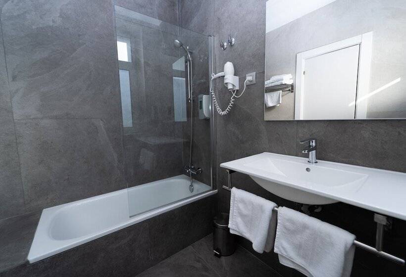 اتاق استاندارد سه نفره, Seminario Aeropuerto Bilbao