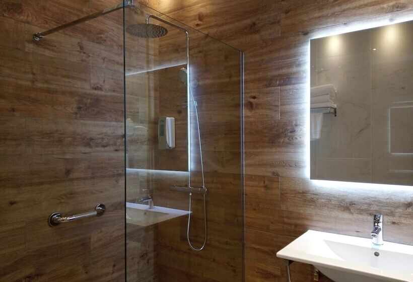 اتاق استاندارد سه نفره, Seminario Aeropuerto Bilbao