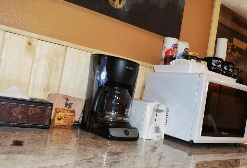 Deluxe room with river view, The Inn On Fall River & Fall River Cabins