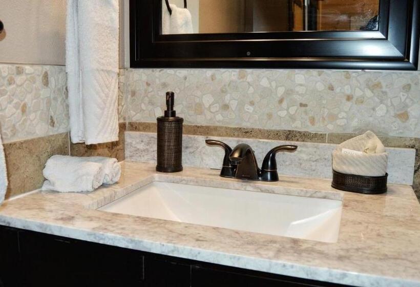 Deluxe room with river view, The Inn On Fall River & Fall River Cabins