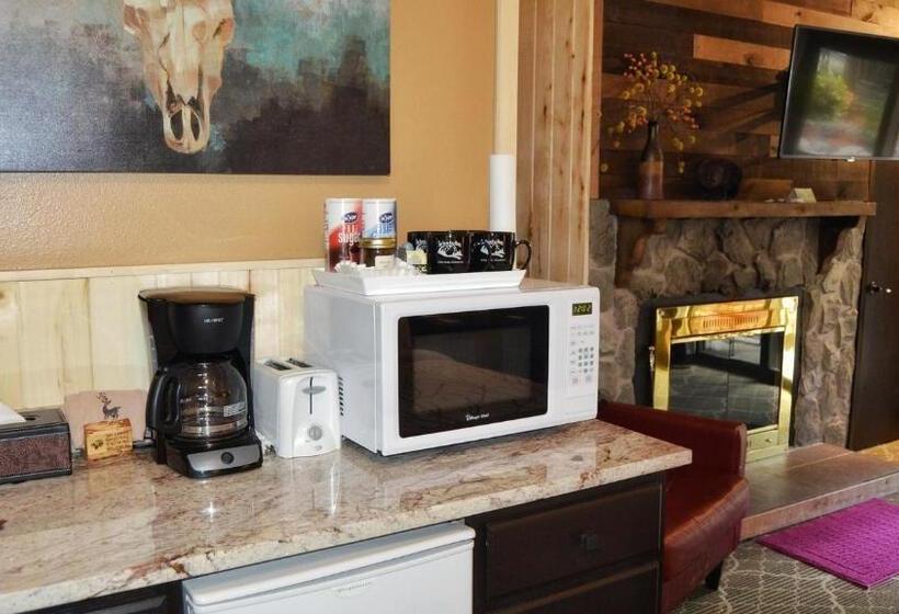 Deluxe room with river view, The Inn On Fall River & Fall River Cabins