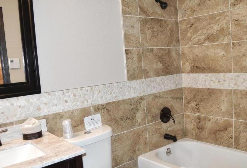 Deluxe room with river view, The Inn On Fall River & Fall River Cabins