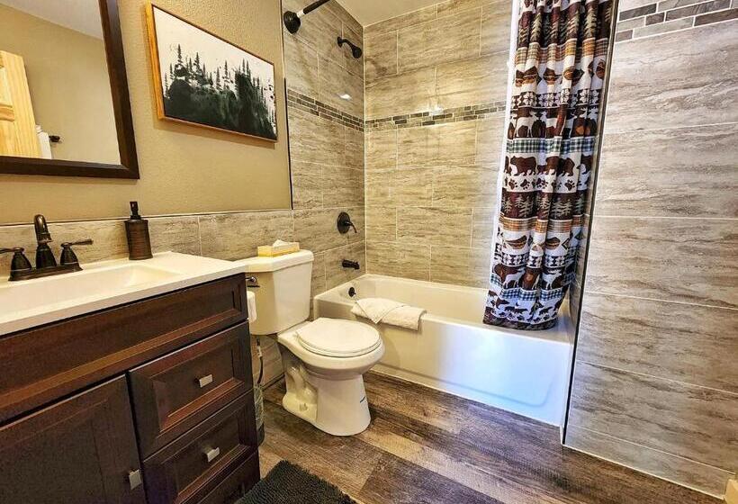 Хижина, The Inn On Fall River & Fall River Cabins