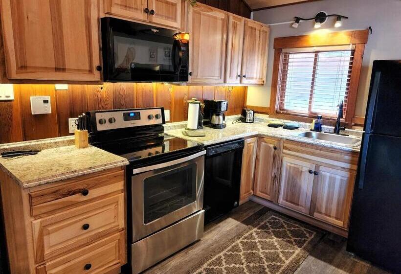 Хижина, The Inn On Fall River & Fall River Cabins