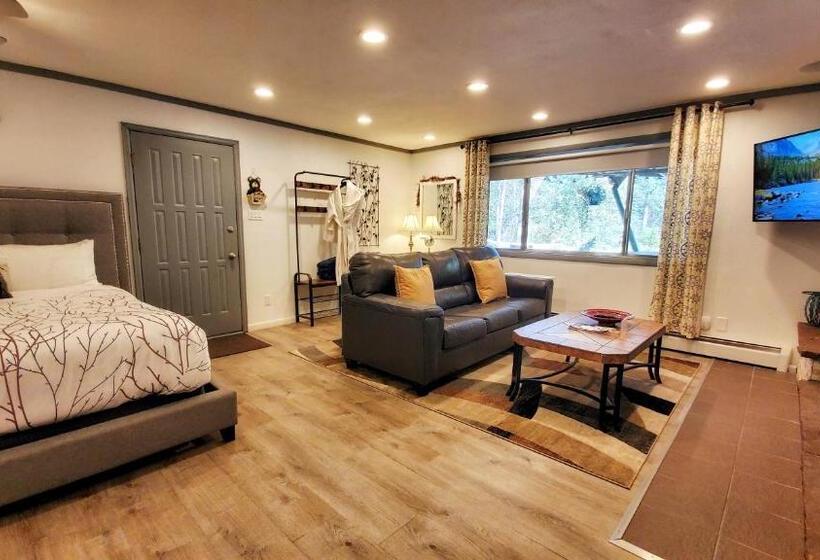 Люкс Вид на Реку, The Inn On Fall River & Fall River Cabins