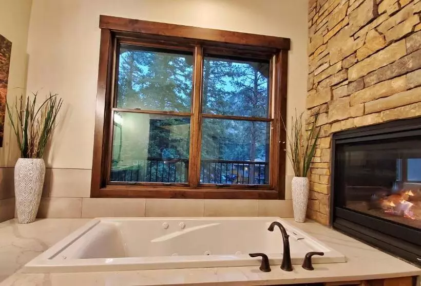 スーペリアースイート, The Inn On Fall River & Fall River Cabins