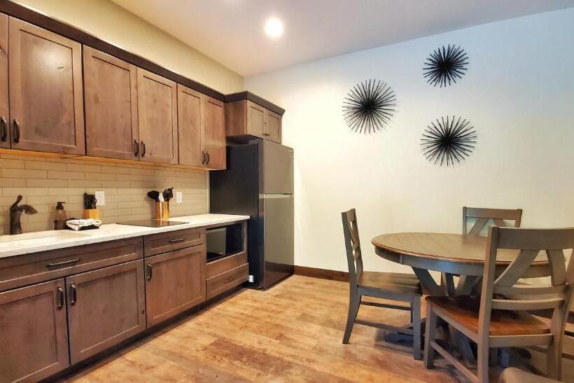 Люкс, The Inn On Fall River & Fall River Cabins