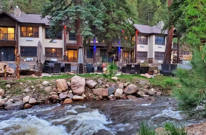 スイート, The Inn On Fall River & Fall River Cabins