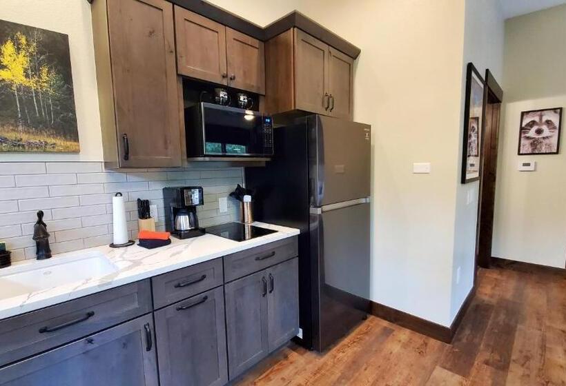 Люкс Кровать Кинг, The Inn On Fall River & Fall River Cabins