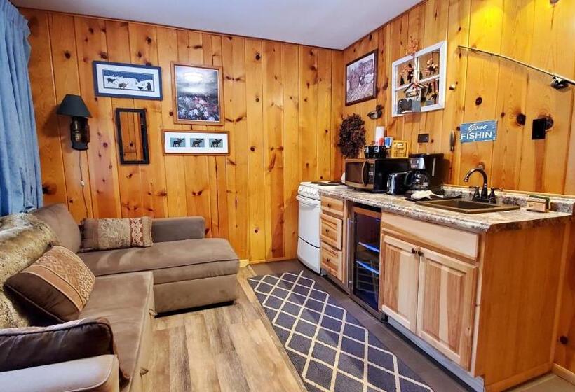 Deluxe room with river view, The Inn On Fall River & Fall River Cabins