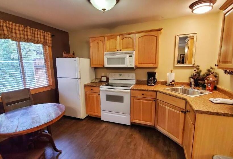 Хижина Deluxe, The Inn On Fall River & Fall River Cabins