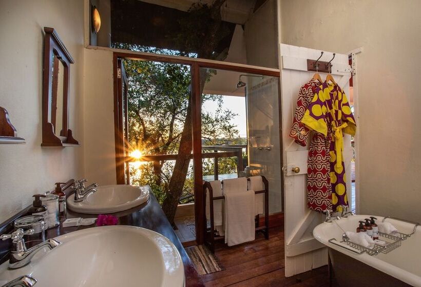 سوییت خانوادگی, The River Club