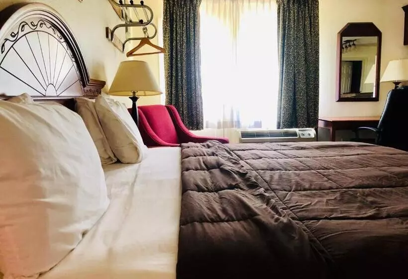 キングサイズベッドのスイートルーム, Ozark Inn & Suites