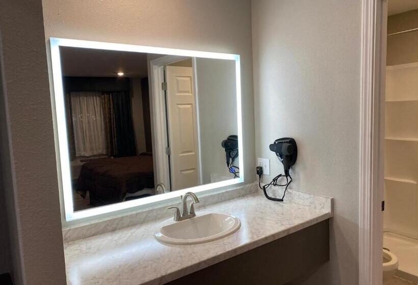 جناح سوبيريور, Ozark Inn & Suites