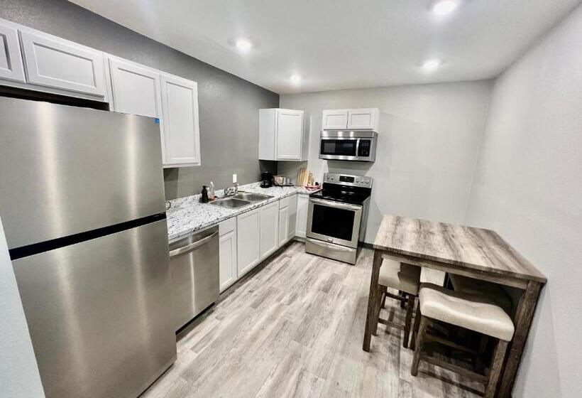 جناح سوبيريور, Ozark Inn & Suites