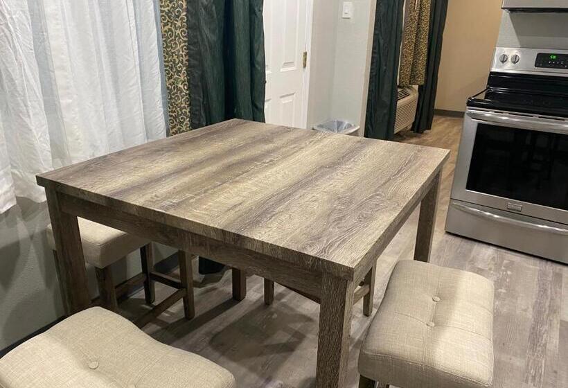 جناح سوبيريور, Ozark Inn & Suites