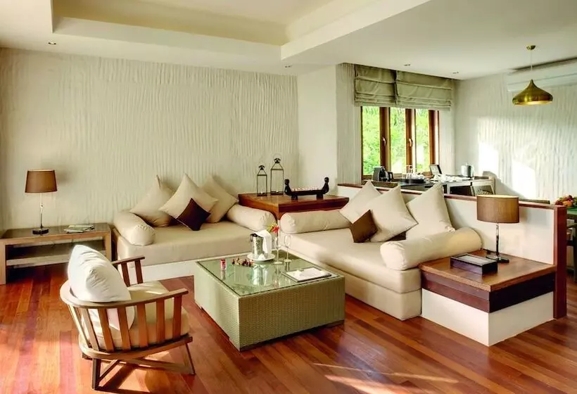 اتاق لوکس, Hideaway Beach Resort & Spa