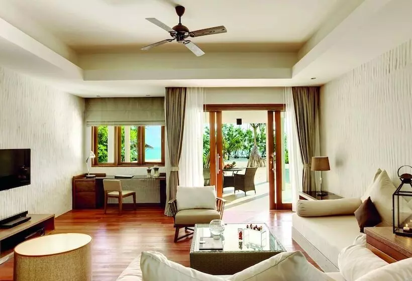 اتاق لوکس, Hideaway Beach Resort & Spa