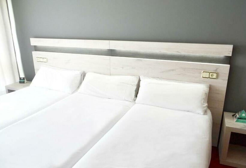 اتاق استاندارد سه نفره, Alda Puerta Coruna