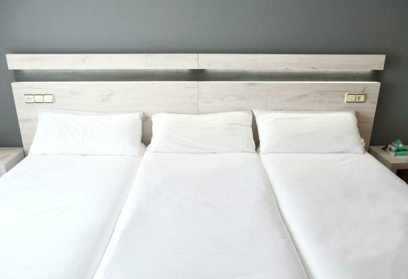 اتاق استاندارد سه نفره, Alda Puerta Coruna