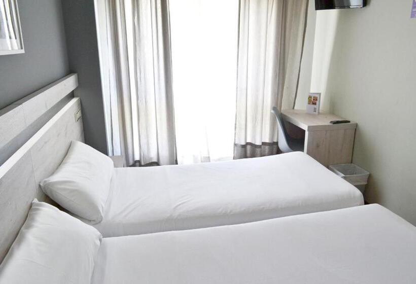 اتاق اکونومی, Alda Puerta Coruna