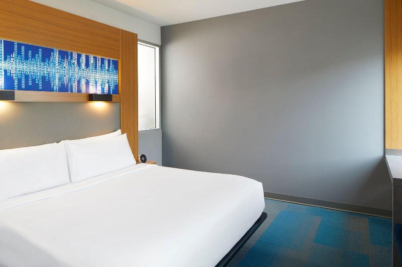 带大床的标准间, Aloft Austin At The Domain