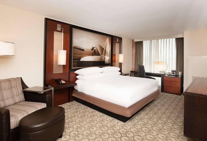 适合残疾人士使用的带超级大床的标准间, Doubletree By Hilton Hotel & Suites Charleston Airport